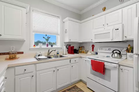 Kitchen - 336 Kiskadee Loop #19-O, Conway, SC 29526 photo 4 of 5