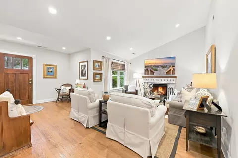 Living - 406 Queen St, Georgetown, SC 29440 photo 1 of 2