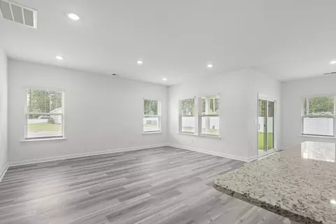 Living - 35 Hunting Pl, Georgetown, SC 29440 photo 1 of 5