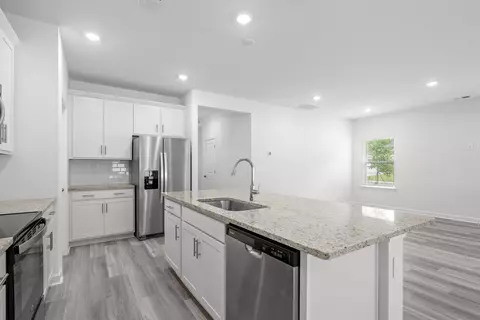 Kitchen - 35 Hunting Pl, Georgetown, SC 29440 photo 3 of 6