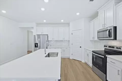 Kitchen - 178 Black Oak Rd, Georgetown, SC 29440 photo 9 of 10