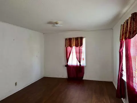 Living - 509 Baker St, Marion, SC 29571 photo 2 of 2