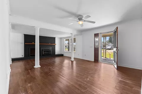 Living - 409 E Melrose St, Mullins, SC 29574 photo 3 of 7