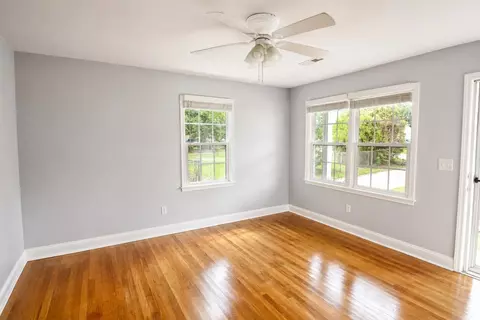 Living - 329 Bayview Ave, Georgetown, SC 29440 photo 1 of 2
