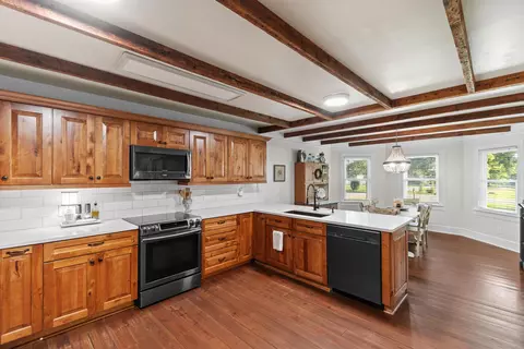Kitchen - 160 Comanche Dr, Georgetown, SC 29440 photo 3 of 4