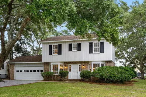 Exterior - 313 N Oak Dr, Surfside Beach, SC 29575 photo 2 of 10
