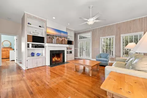 Living - 13 Beachwalker Ct, Georgetown, SC 29440 photo 3 of 5