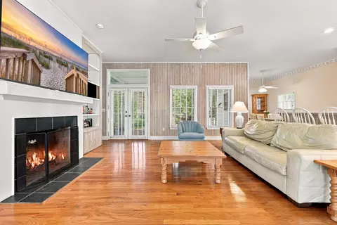 Living - 13 Beachwalker Ct, Georgetown, SC 29440 photo 2 of 5