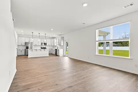 Living - 172 Buckingham Dr, Conway, SC 29526 photo 2 of 4