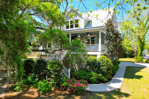 29 Morrison Ave, Mcclellanville, SC 29458