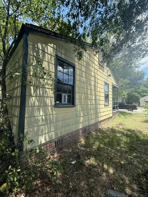 2738 W Surrey Dr, North Charleston, SC 29405