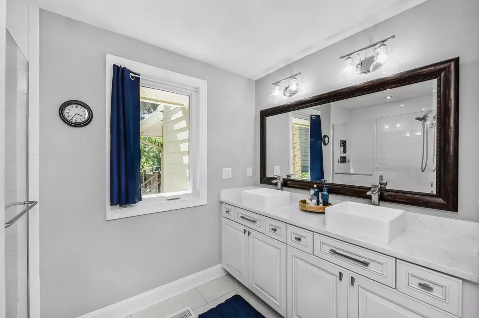 Bath - 159 Sea Marsh Dr, Kiawah Island, SC 29455 photo 2 of 3