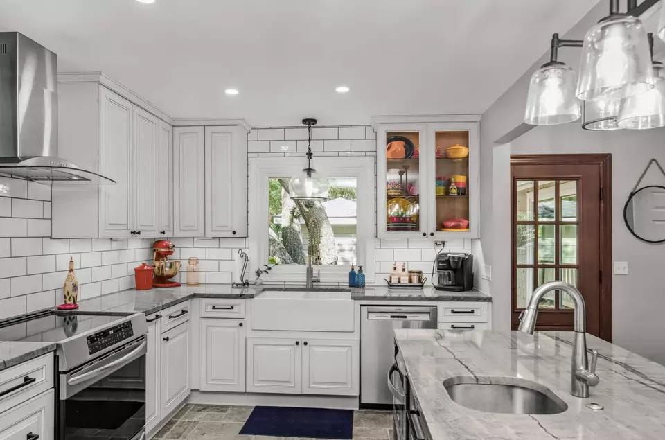 Kitchen - 159 Sea Marsh Dr, Kiawah Island, SC 29455 photo 5 of 6