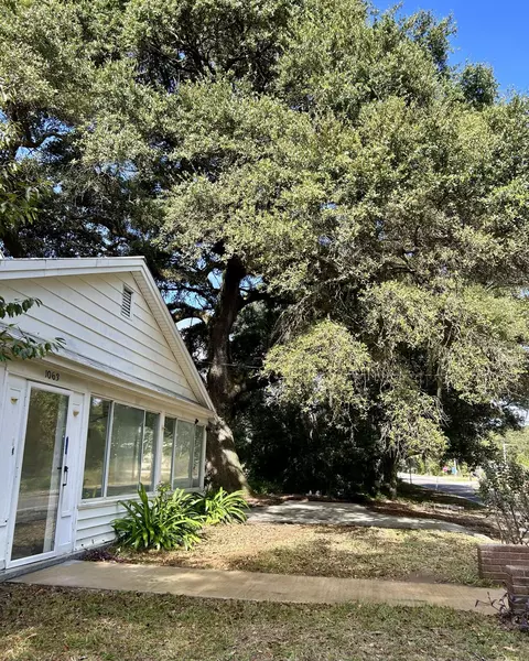 1063 S Pinckney St, Mcclellanville, SC 29458