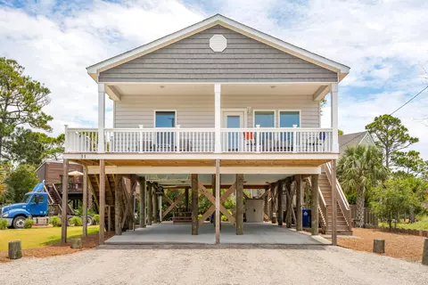 31 W 9th St, Folly Beach, SC 29439