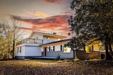 381 Fountain Lake Dr, Eutawville, SC 29048