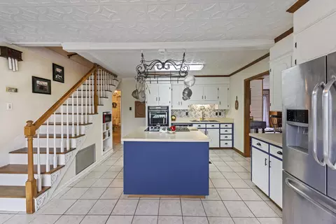 Kitchen - 6293 Ehrhardt Rd, Ehrhardt, SC 29081 photo 4 of 5
