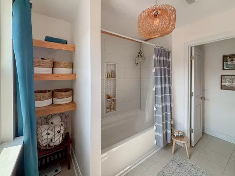 Bath - 136 Fulmar Pl, Charleston, SC 29414 photo 2 of 4