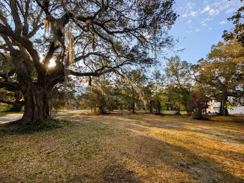 1020 Pinckney St, Mcclellanville, SC 29458