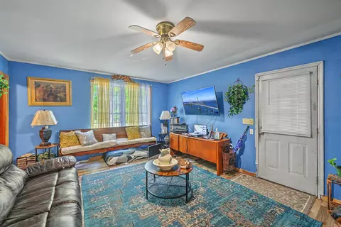 Living - 104 Saluda St, Hampton, SC 29924 photo 3 of 4