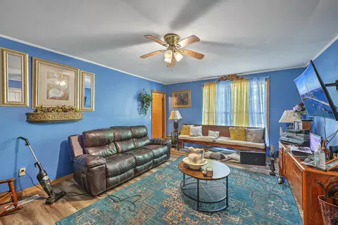 Living - 104 Saluda St, Hampton, SC 29924 photo 2 of 4