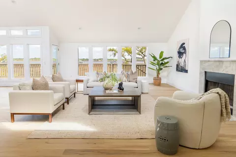 1368 Headquarters Plantation Dr, Johns Island, SC 29455