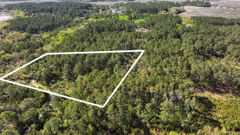 34 Old Smugglers Wharf Rd, Saint Helena Island, SC 29920