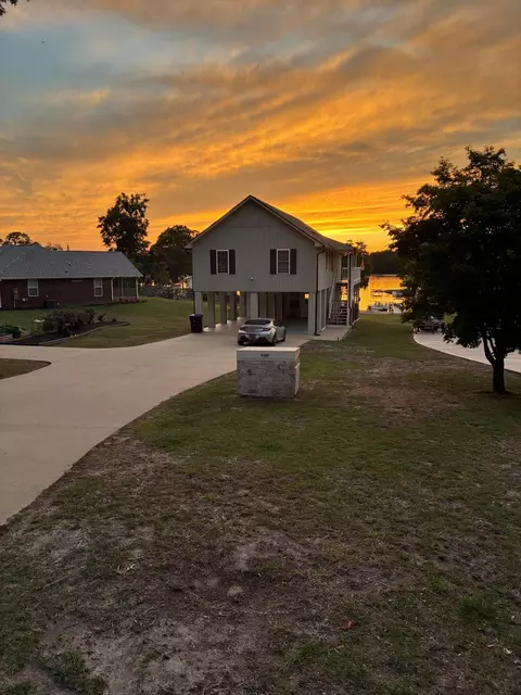1176 Lesesne Dr, Manning, SC 29102