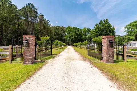 10260 N Highway 17, Mcclellanville, SC 29458