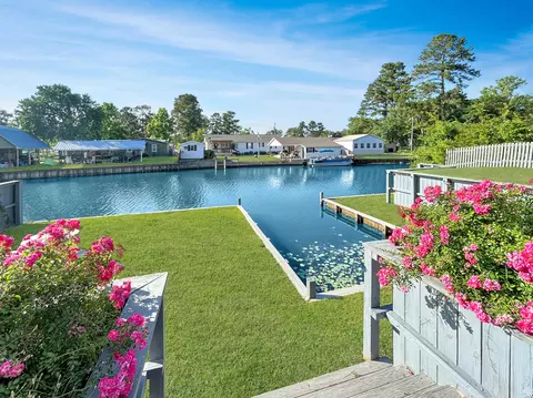 227 Canal St, Bonneau, SC 29431