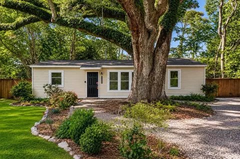 1722 W Robinhood Dr, Charleston, SC 29407