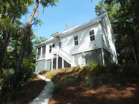 575 Pelican Ct, Edisto Island, SC 29438