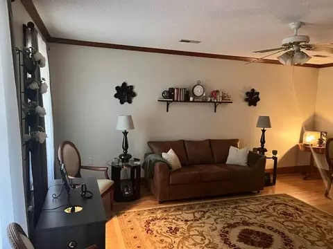 Living - 40 W Rigby St, Manning, SC 29102 photo 5 of 6