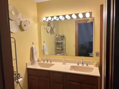 Bath - 40 W Rigby St, Manning, SC 29102 photo 1 of 5