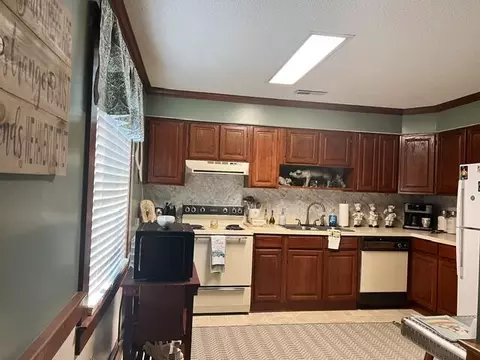 Kitchen - 40 W Rigby St, Manning, SC 29102 photo 2 of 3