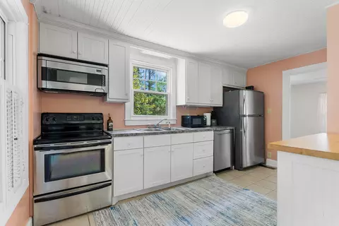 Kitchen - 1737 Pinopolis Rd, Moncks Corner, SC 29461 photo 2 of 4
