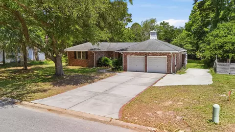 686 Pelzer Dr, Mount Pleasant, SC 29464
