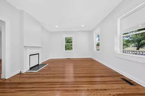 Living - 1209 Prince St, Georgetown, SC 29440 photo 2 of 6