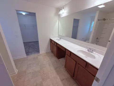 Bath - 407 Thoroughbred Dr, Moncks Corner, SC 29461 photo 4 of 5