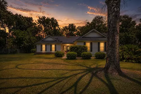 4 Garth Dr, Charleston, SC 29414