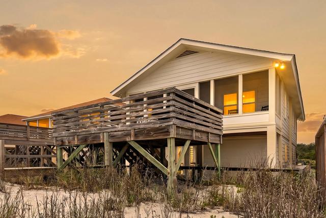 760 Springs Ave, Pawleys Island, SC 29585