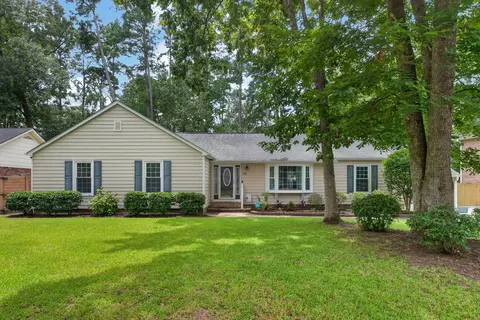 104 Runnymede Ln, Summerville, SC 29485
