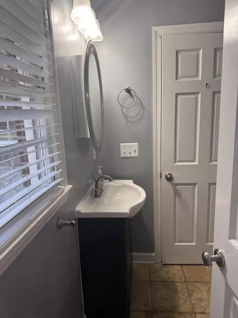 Bath - 605 W Pulaski Dr, Hampton, SC 29924 photo 4 of 5