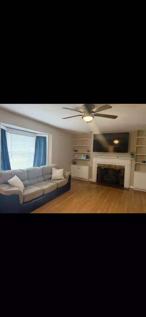 Living - 605 W Pulaski Dr, Hampton, SC 29924 photo 2 of 3