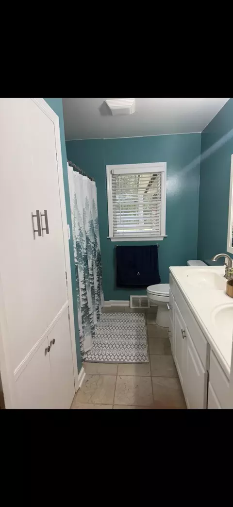 Bath - 605 W Pulaski Dr, Hampton, SC 29924 photo 1 of 5