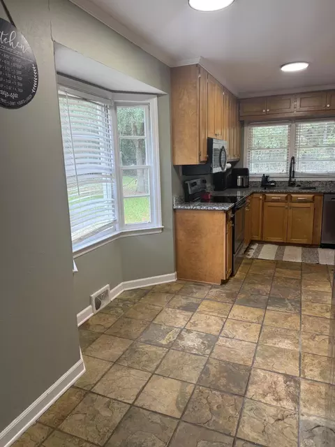 Kitchen - 605 W Pulaski Dr, Hampton, SC 29924 photo 2 of 5