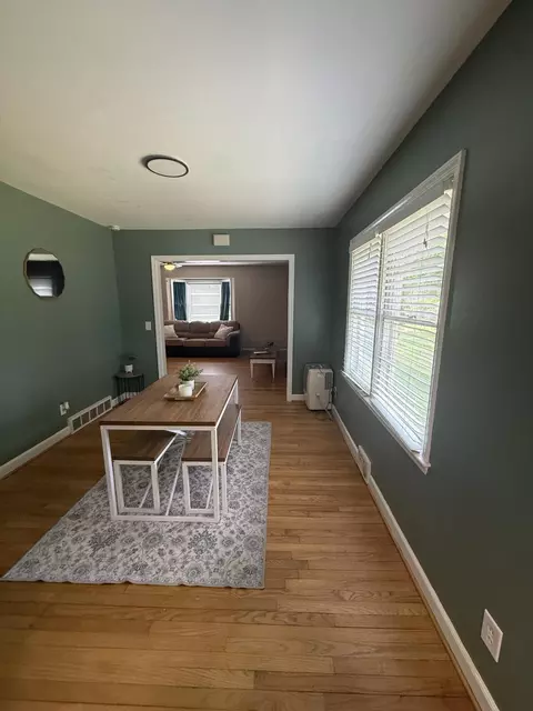 Dining - 605 W Pulaski Dr, Hampton, SC 29924 photo 2 of 3