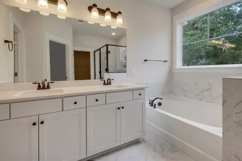 Bath - 100 Creek Pointe Dr, Moncks Corner, SC 29461 photo 2 of 3
