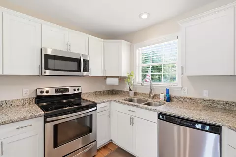 Kitchen - 122 Thomas Ln, Moncks Corner, SC 29461 photo 4 of 4