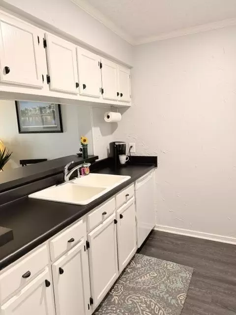 Kitchen - 2302 Cypress Pointe # B302, Manning, SC 29102 photo 6 of 6